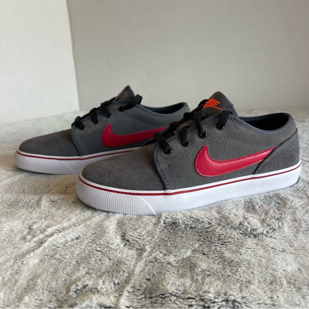 Nike Toki Low Suede Casual shoe . Boys size 5